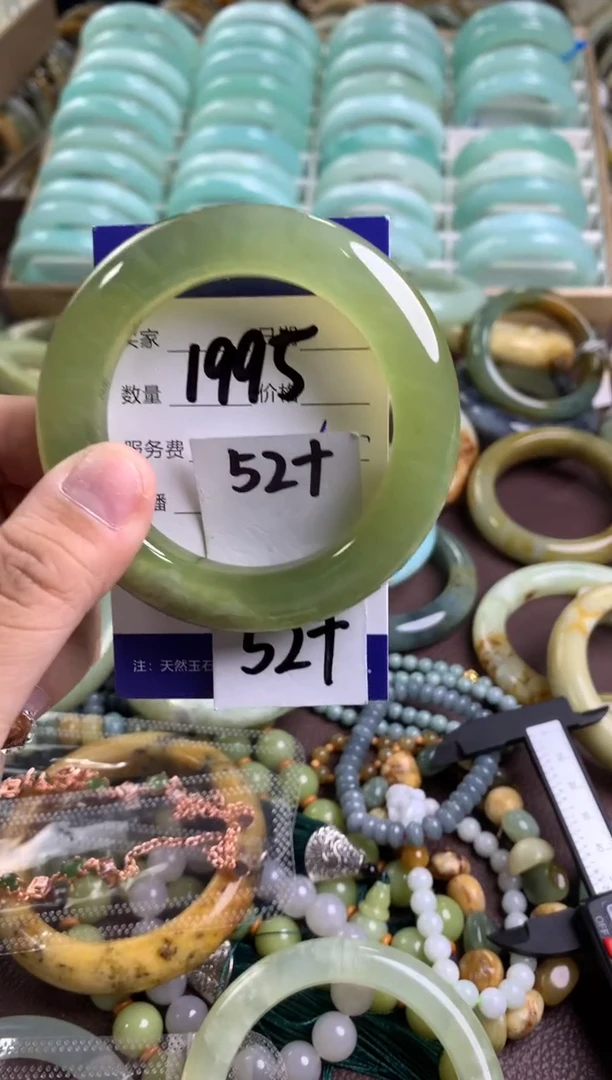 【闪购商品】蛇纹石玉手镯未镶嵌1995