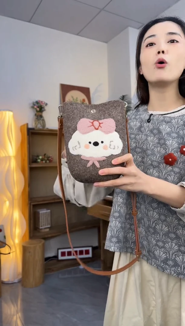 羊毛非遗纯手工包  手机包小狗