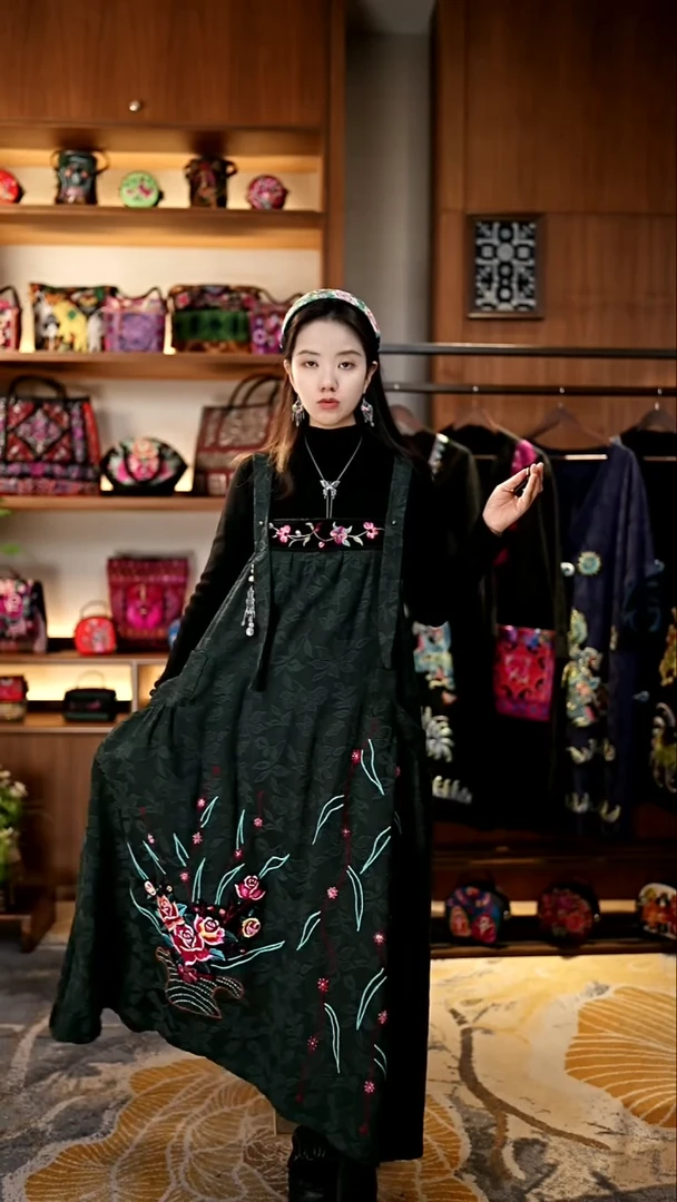 刺绣妮***西私人定制苗族手工衣服A9717