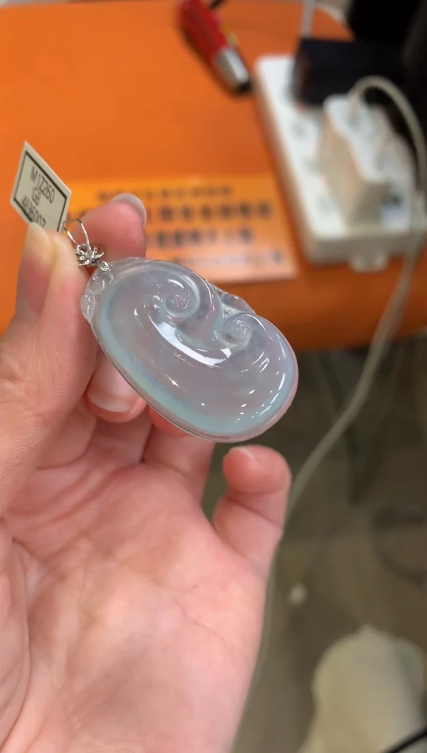 颈饰18K金镶嵌翡翠小*---122907