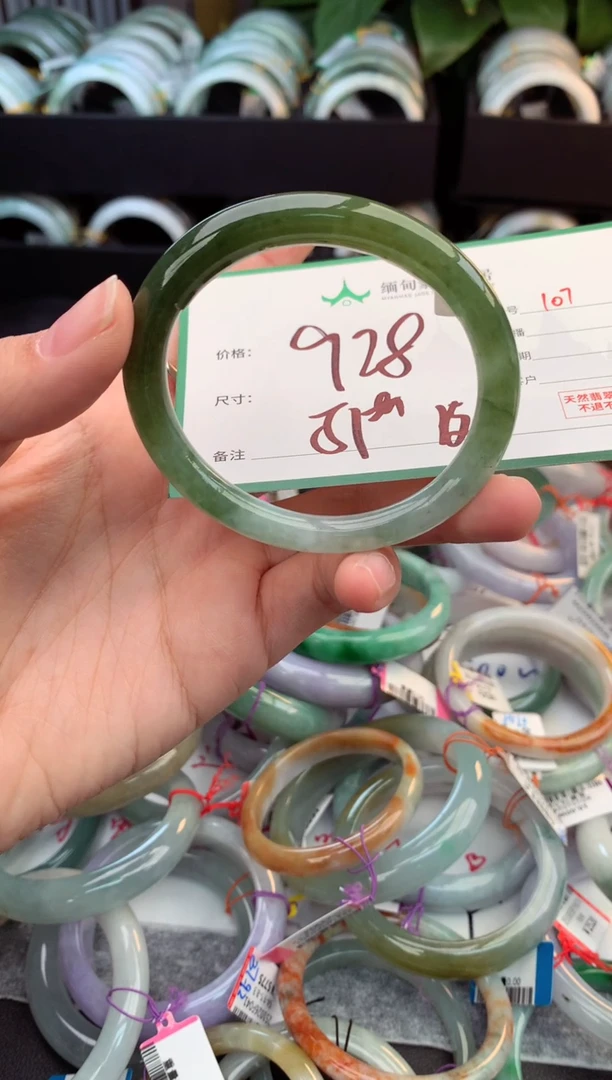 未镶嵌定制翡翠毛货需精细抛光+多人