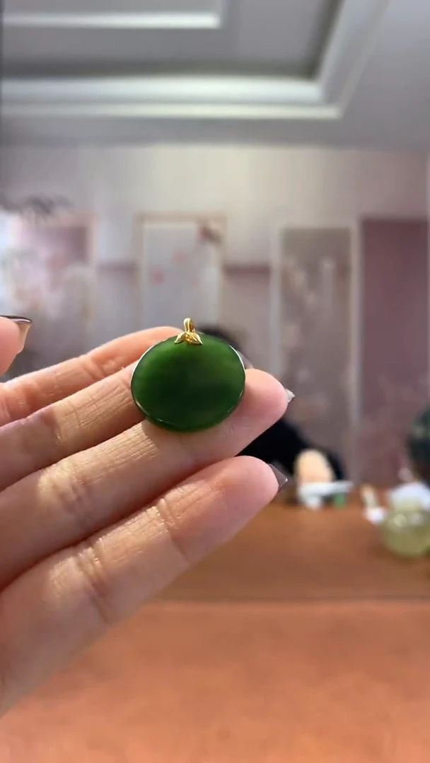 18K金镶嵌和田玉挂件碧玉金镶圆牌