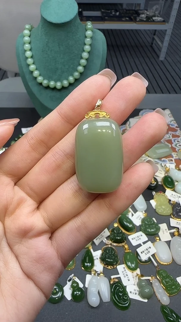 18K金镶嵌和田玉挂件1