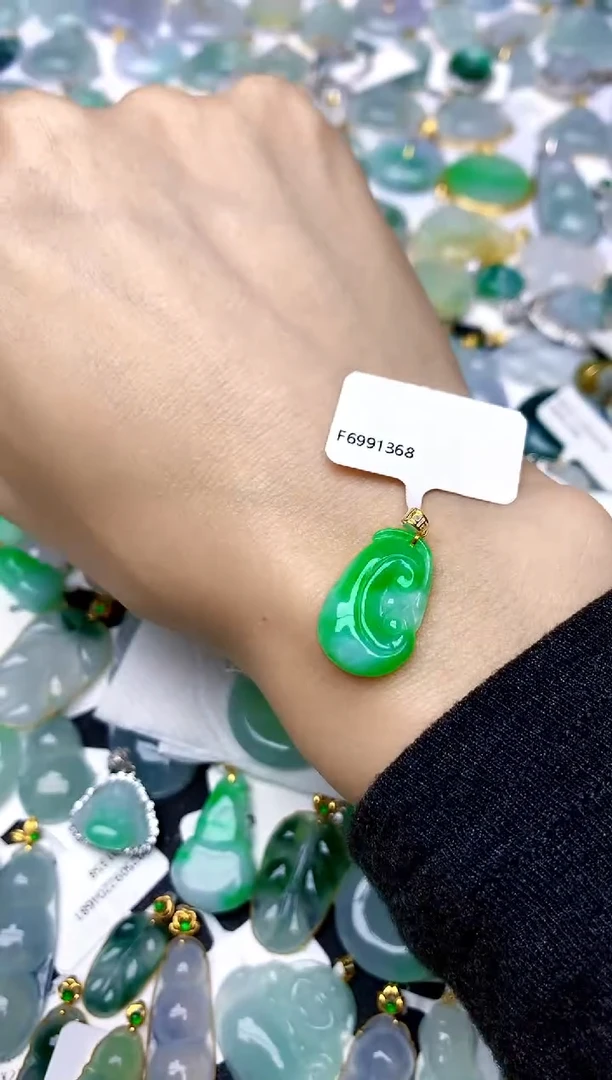 颈饰18K金镶嵌翡翠天然A货翡翠