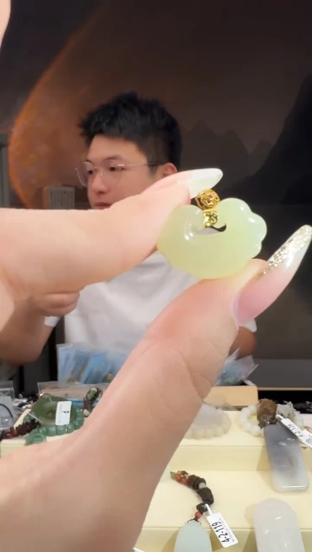 颈饰18K金镶嵌和田玉锁
