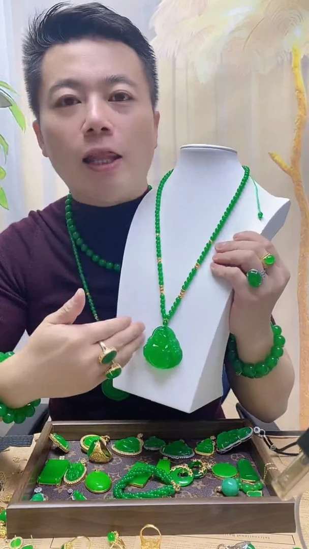 无非金属翠绿色吊坠