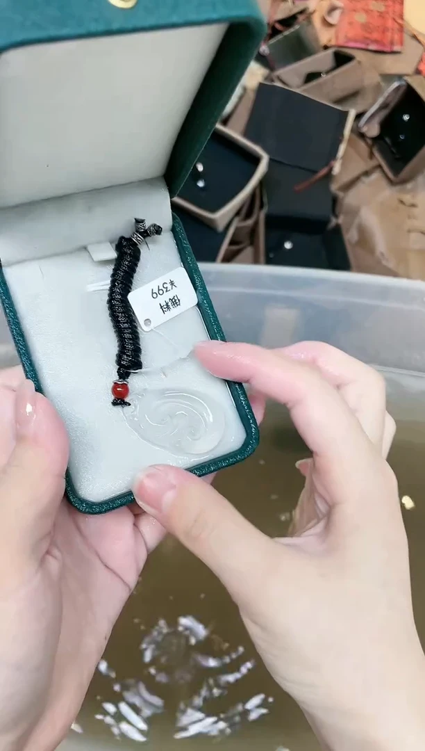 石英质玉手镯未镶嵌如意