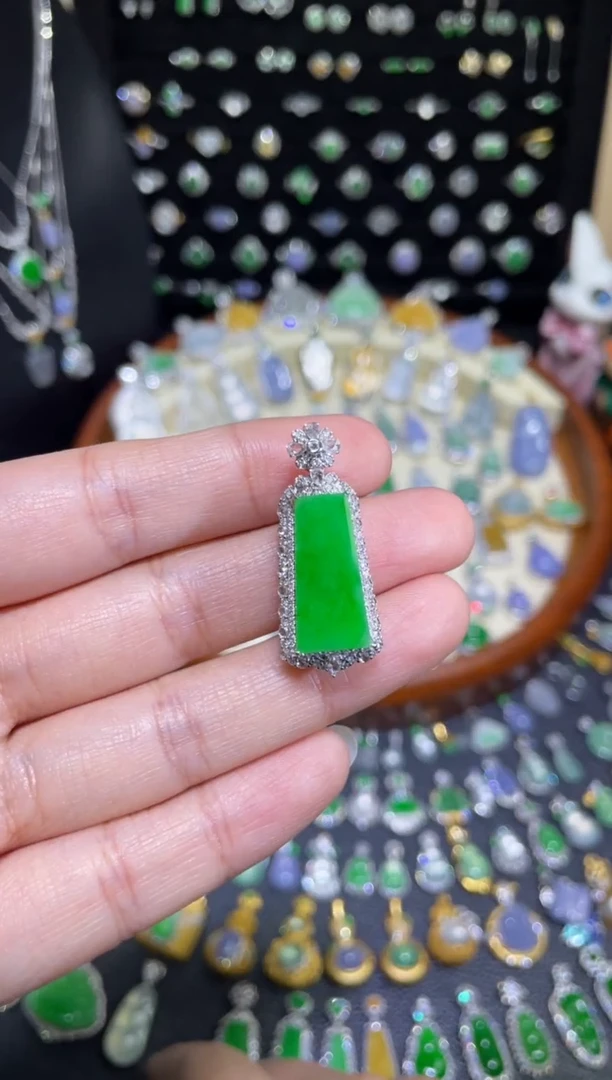 颈饰18K金镶嵌翡翠豪镶盖中盖正阳满绿无事牌吊坠