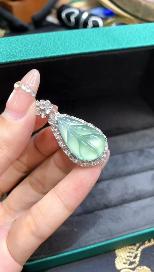 18K金镶嵌挂件翡翠芭蕉叶
