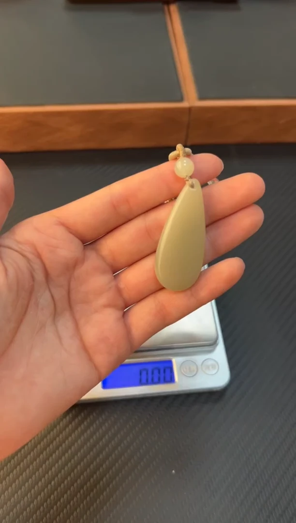 和田玉未镶嵌吊坠(赠链)且末微色差近矿 S