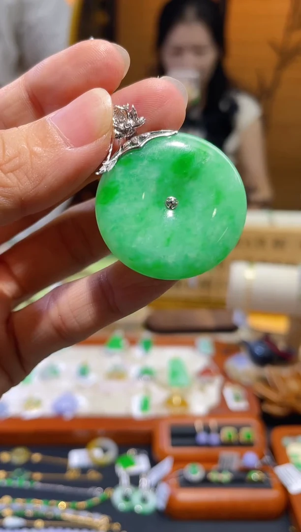 颈饰18K金镶嵌翡翠平安扣