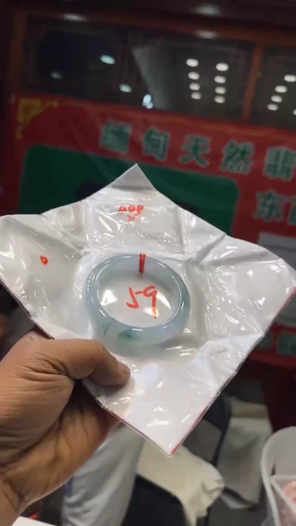 未镶嵌手镯翡翠手镯包容价