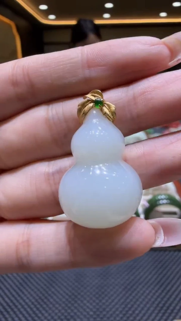 颈饰18K金镶嵌和田玉挂件