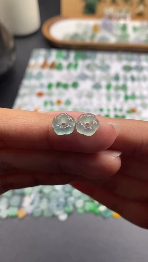 颈饰未镶嵌翡翠冰种花花一对