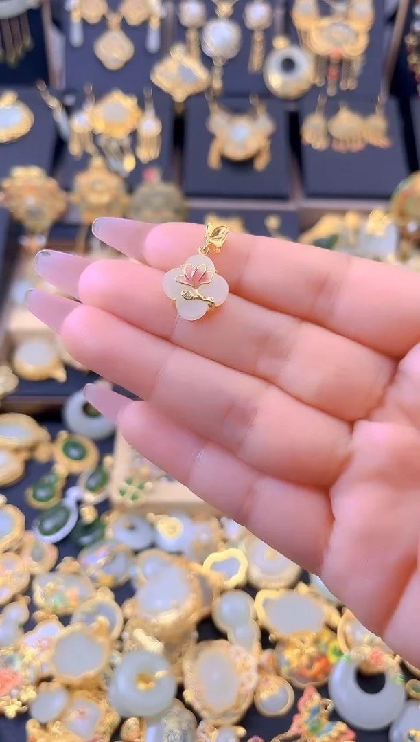 和田玉银S925镀金镶嵌颈饰蝶恋花荷花四叶草吊坠