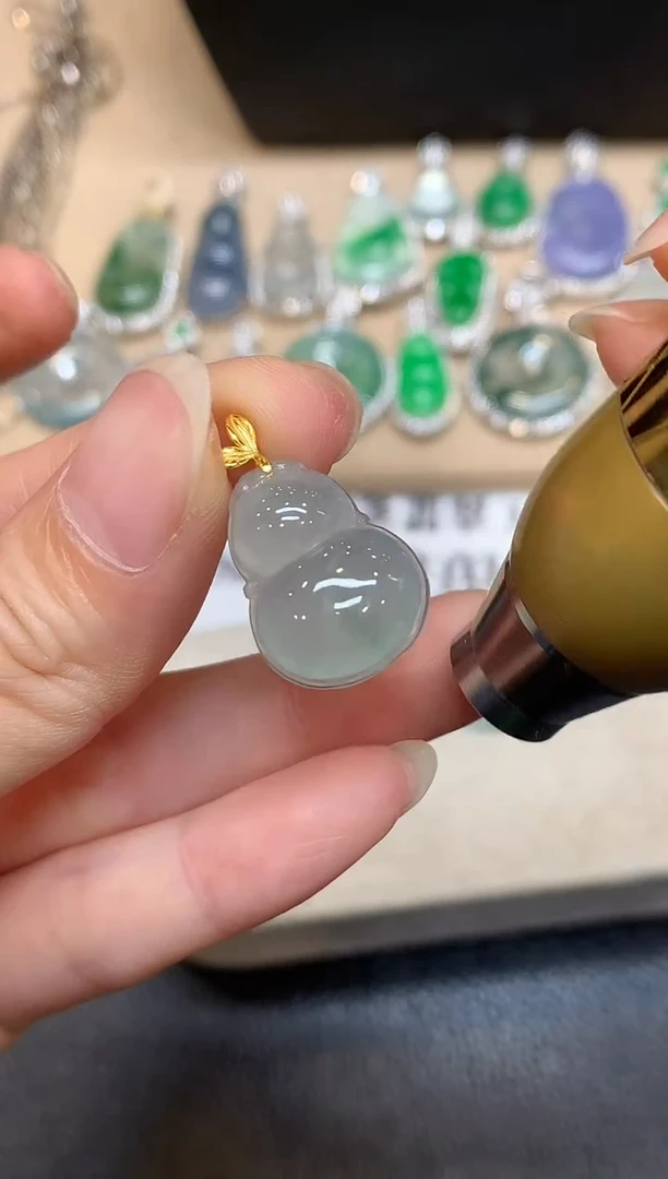 颈饰18K金镶嵌翡翠葫芦【无服务费