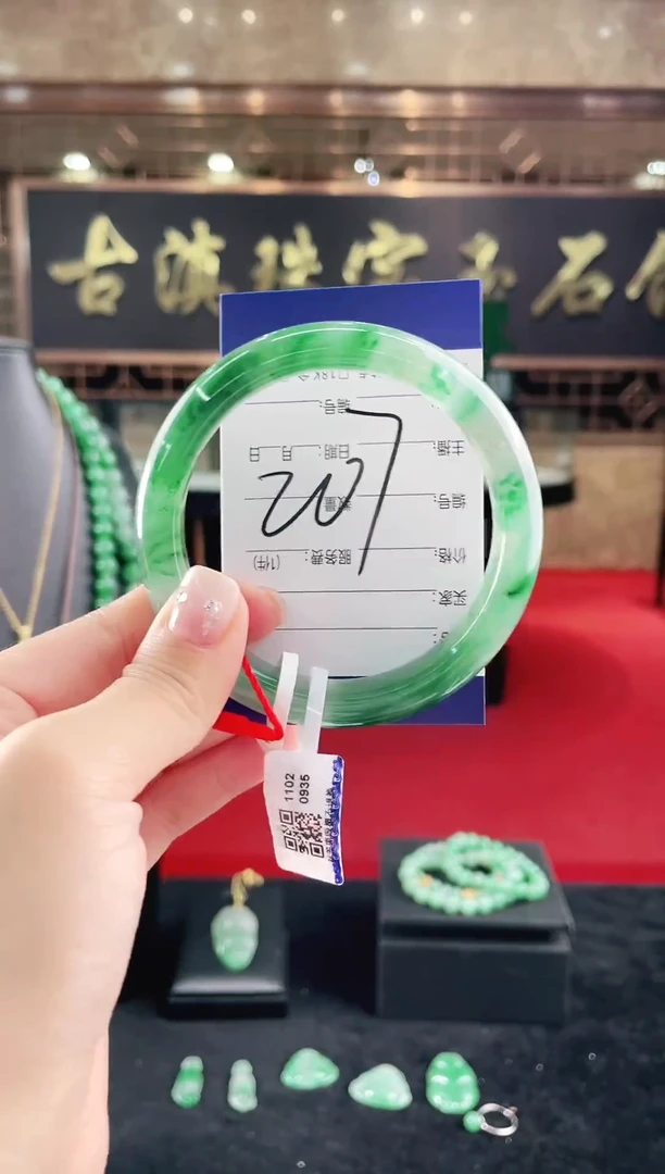 未镶嵌手镯石英质玉（非洲翠）微瑕一经发货运费不退介意勿拍