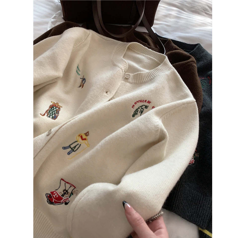 仓美美女装-动漫刺绣设计开衫