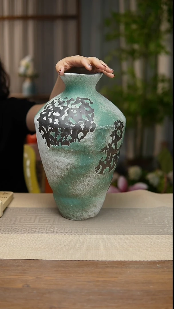异形花器复古绿高脚