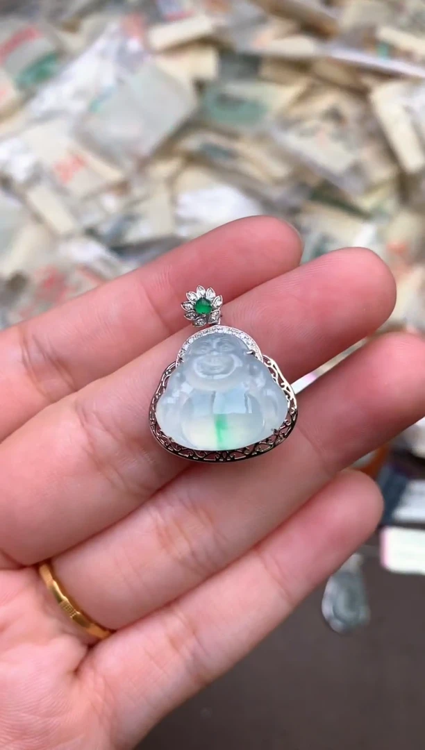18K金镶嵌挂件翡翠 —