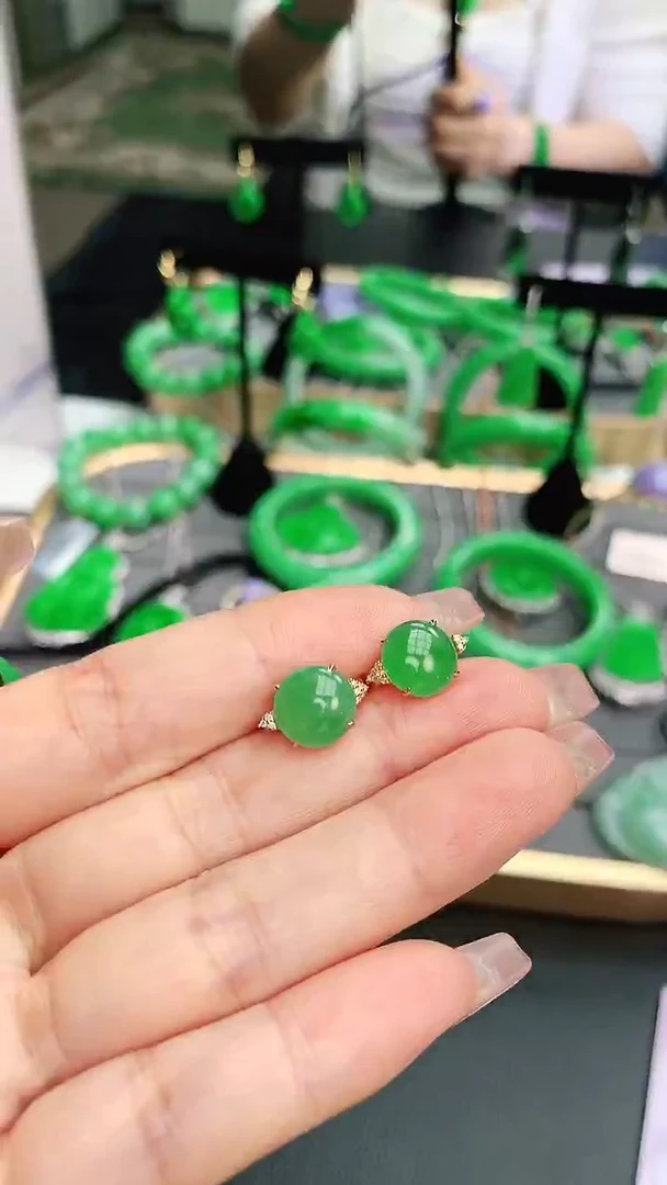 18K金镶嵌翡翠耳饰赠礼盒证书