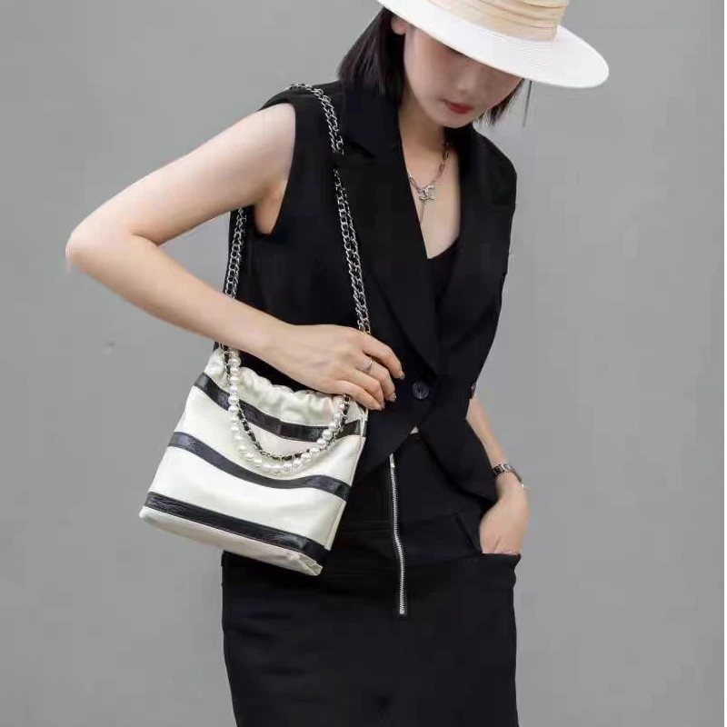 Jinho/金猴头层油蜡牛皮女包皮穿链条珍珠手提单肩斜挎水桶包