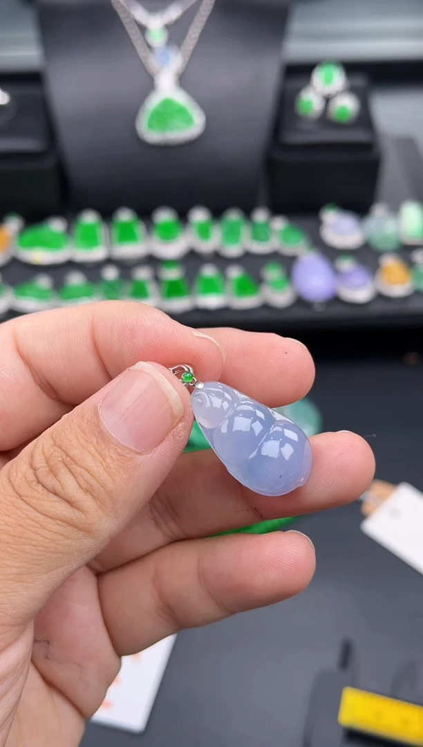 翡翠18K金镶嵌吊坠(不含链)多人