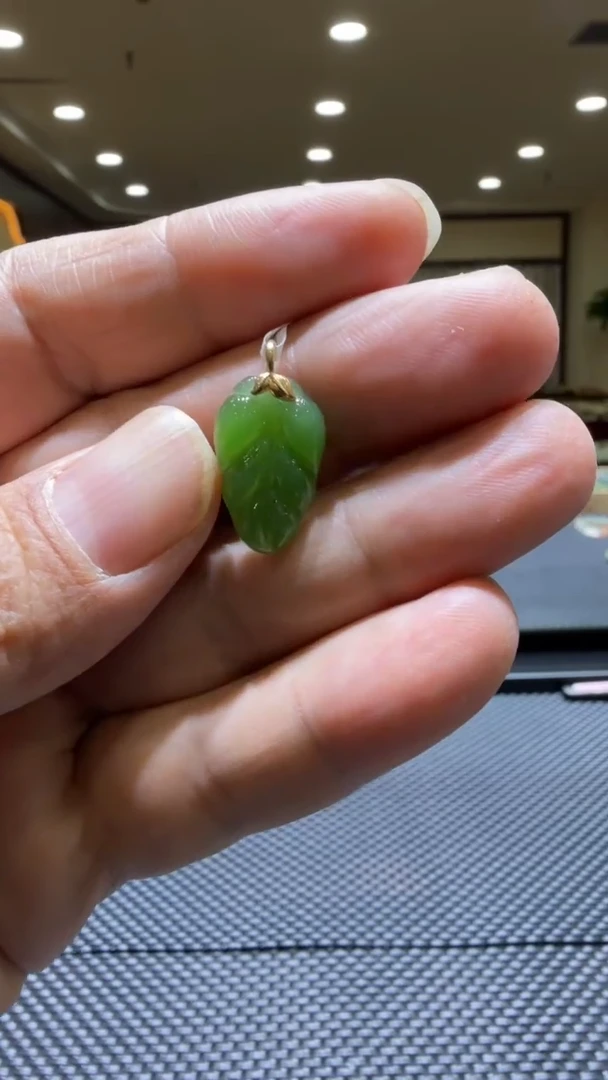 颈饰18K金镶嵌和田玉挂件