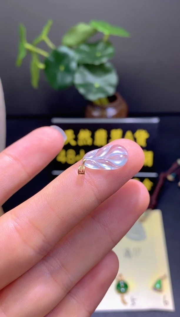 翡翠18K金镶嵌颈饰翡翠吊坠