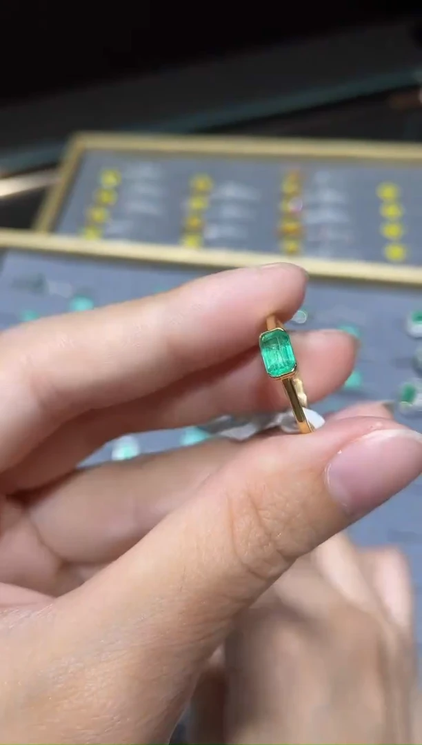 18K金镶嵌戒指祖母绿1