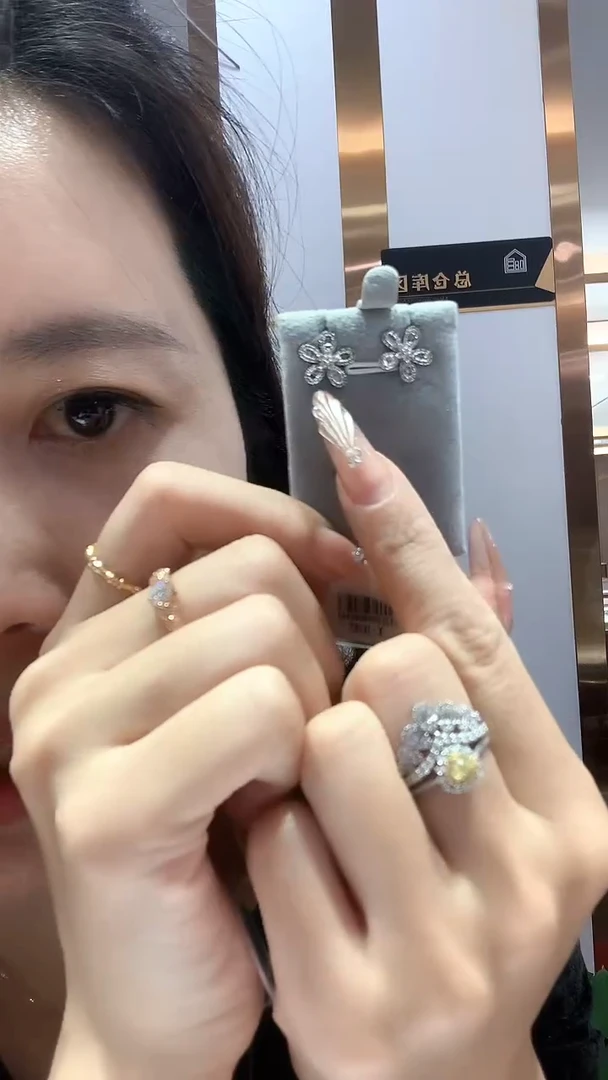 【闪购商品】钻石耳饰18K金镶嵌钻石耳饰