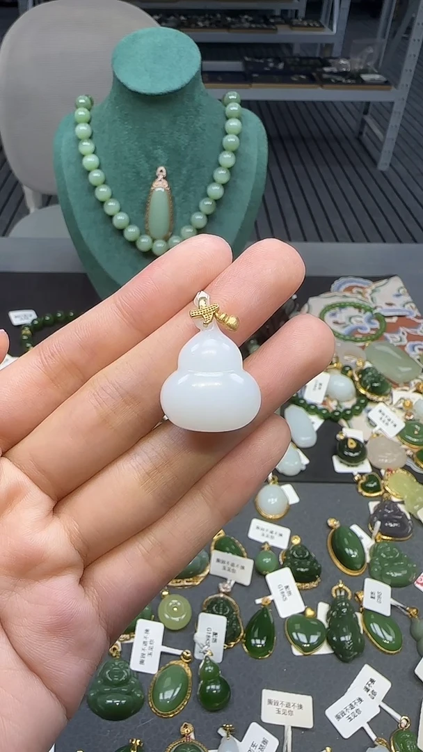 18K金镶嵌和田玉挂件1