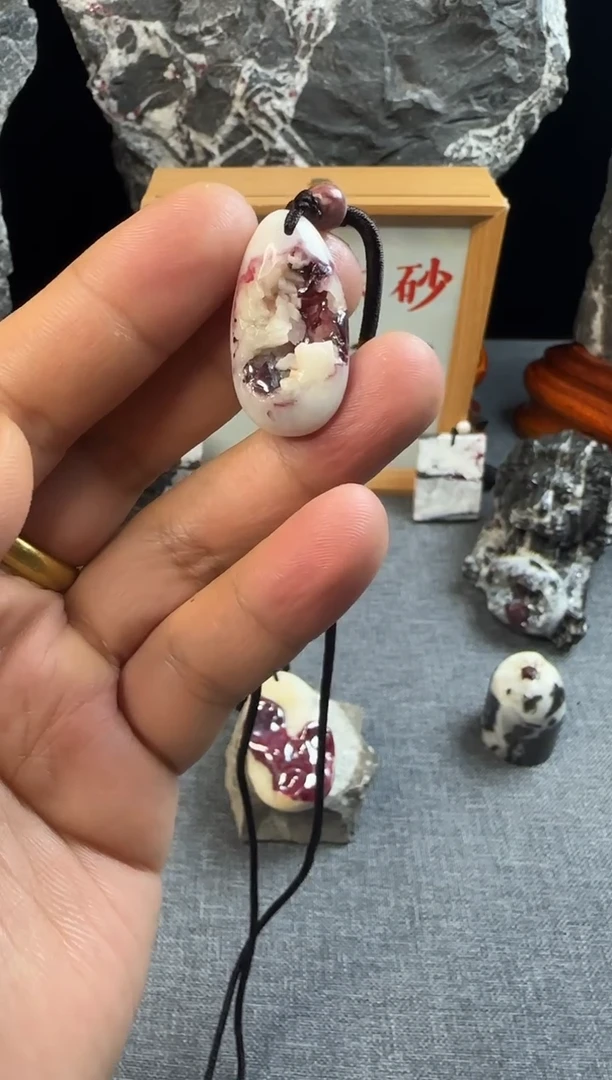 天然辰砂天然朱砂晶体原石聚宝盆状吊坠挂件