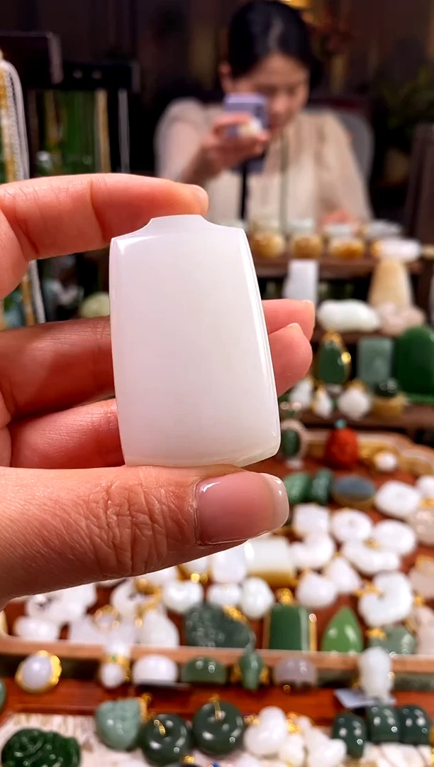 和田玉未镶嵌吊坠(赠链).