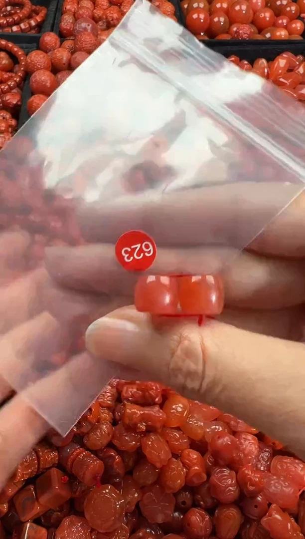 南红玛瑙未镶嵌颈饰1