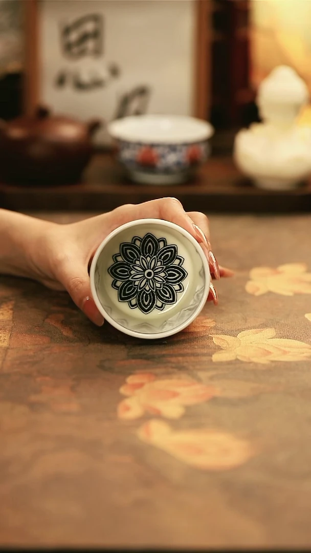 M3031/陶瓷白底内绘莲花纹直筒杯