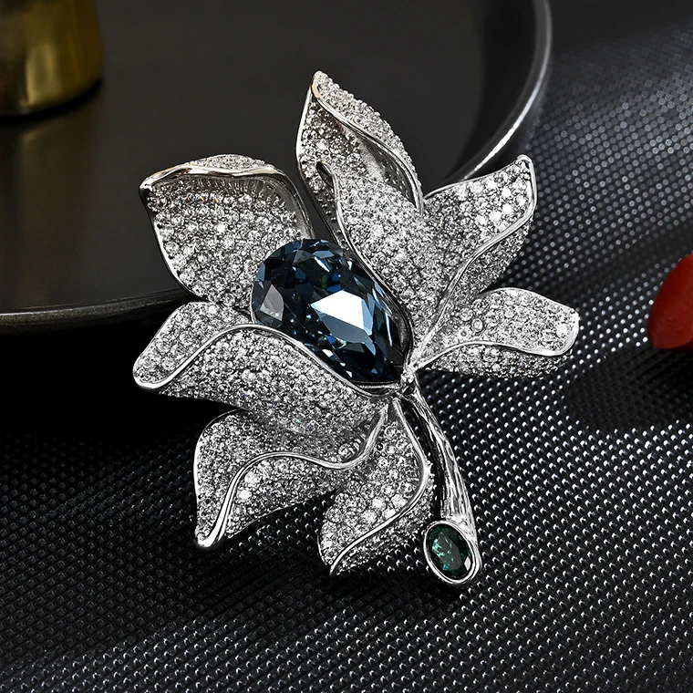 铜合金合成锆石胸针  1209设计师款莲花大衣胸针