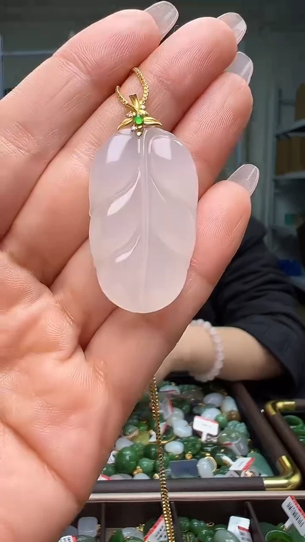 颈饰18K金镶嵌和田玉（多样性发货.发其一)12.02.76