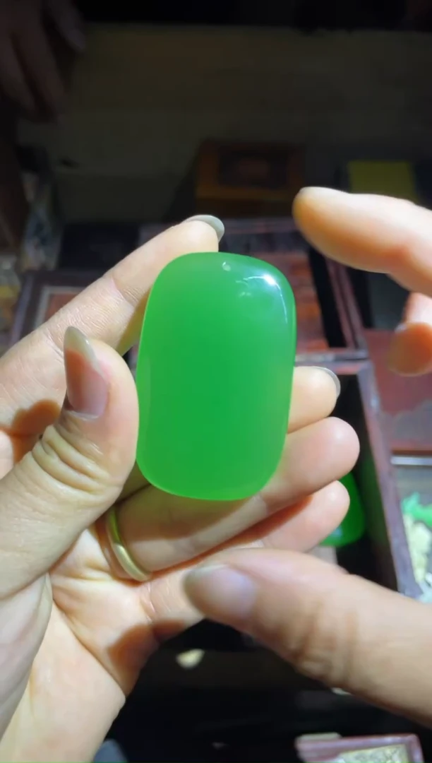 和田玉未镶嵌颈饰苹果绿面包牌1件