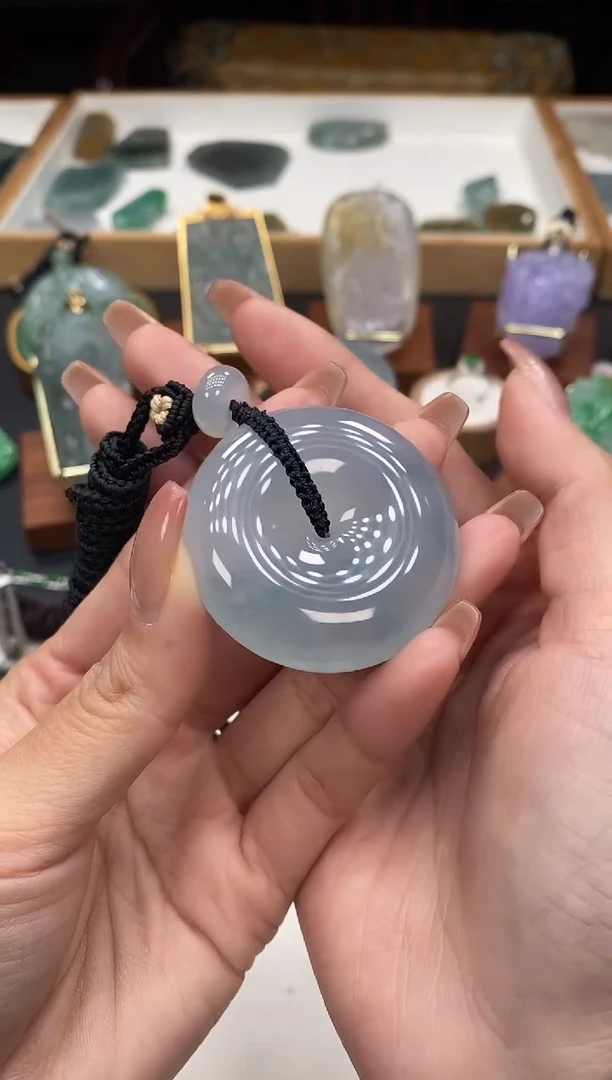 颈饰未镶嵌翡翠平安扣