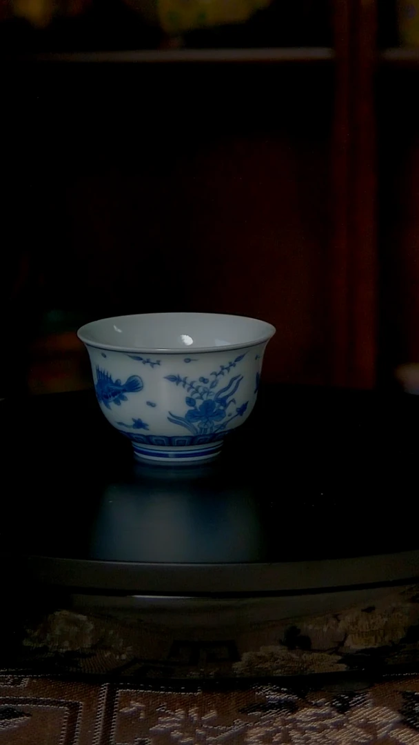 景德镇手工青花鱼藻纹主人杯