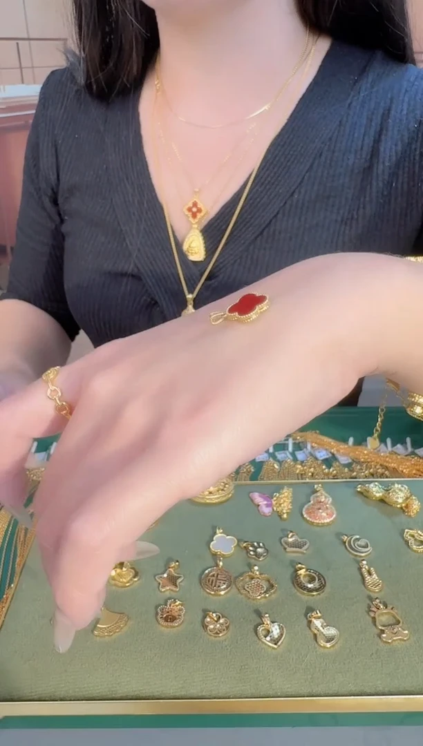 红色四叶草吊坠0.85 （附带礼盒包装）