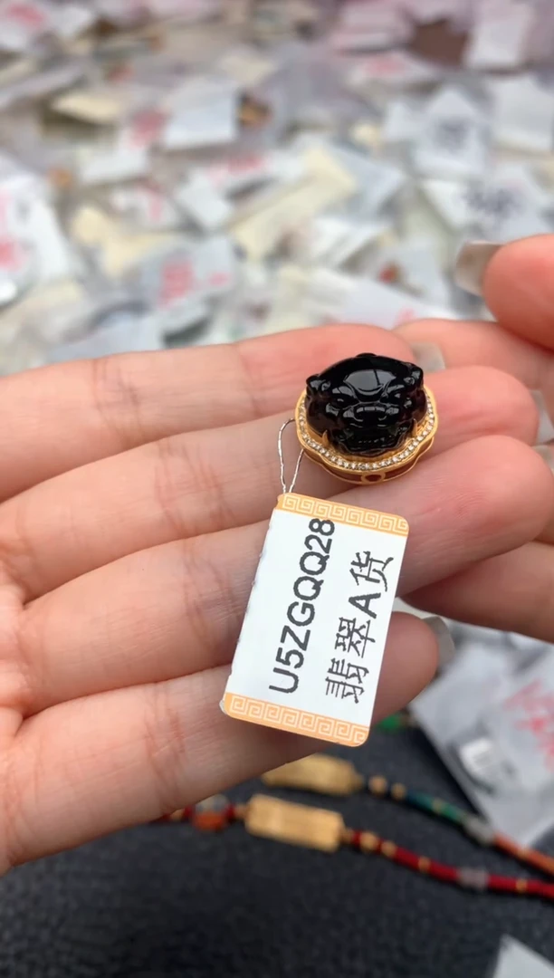 18K金镶嵌挂件翡翠一