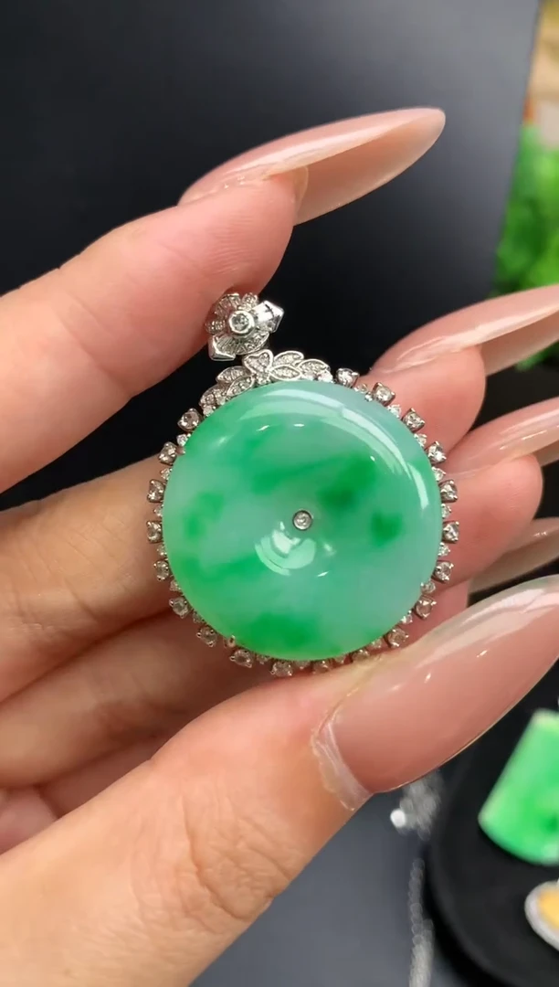 颈饰18K金镶嵌翡翠平安扣