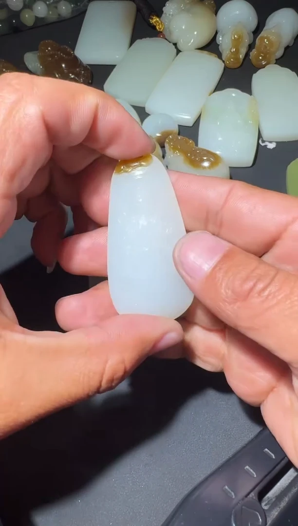 未镶嵌和田玉（糖玉）挂件和田玉