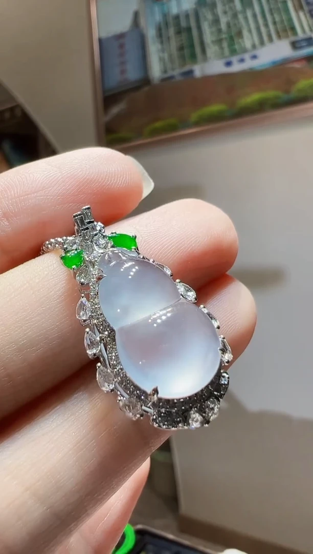 颈饰18K金镶嵌翡翠葫芦