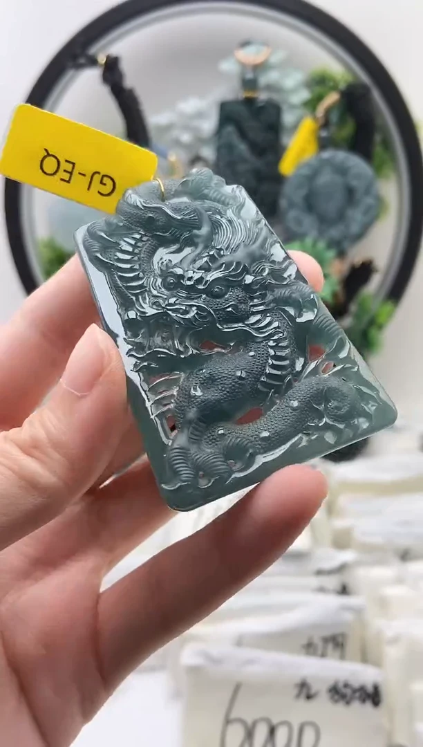 翡翠未镶嵌颈饰龙牌