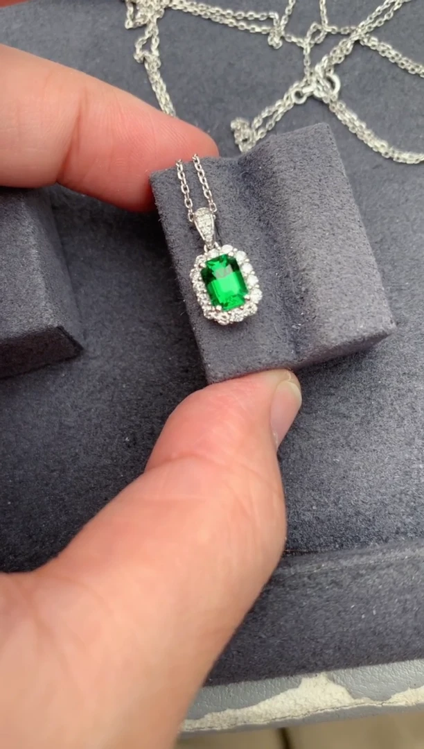 颈饰铂Pt950镶嵌石榴石（沙弗莱）1ct沙弗莱   定制   BD