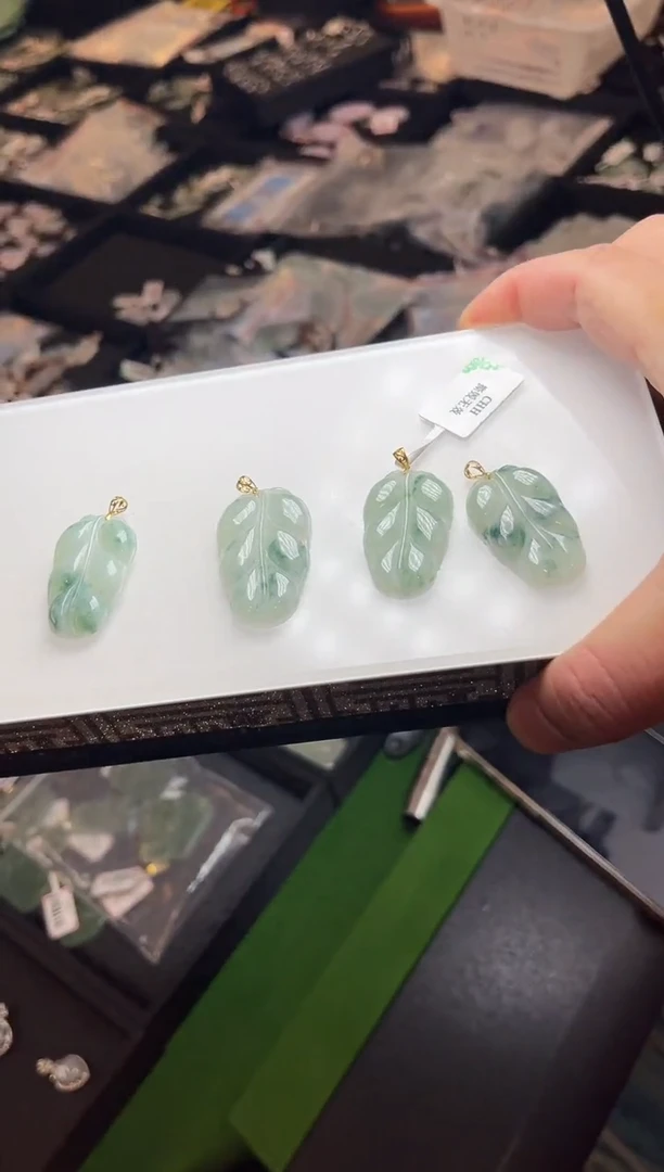 颈饰18K金镶嵌翡翠10800/多样性发一个