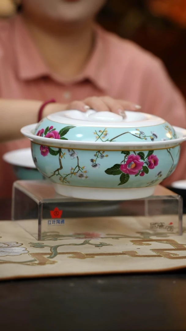 1个微瑕春意盎然9英寸带盖品呙